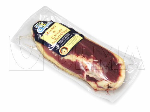 Упаковка частей утки в вакуум в мягкой плёнке на термоформере