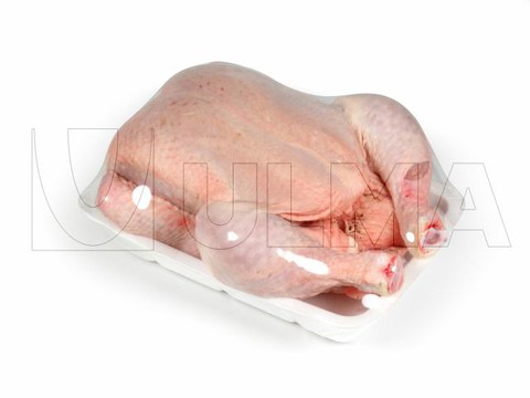 Упаковка целой курицы в лотке в стретч-плёнку