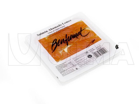 Упаковка ломтиков копченого лосося на термоформере