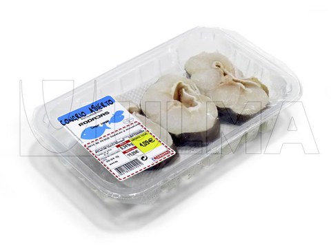 Упаковка свежего угря в лоток на трейсилере