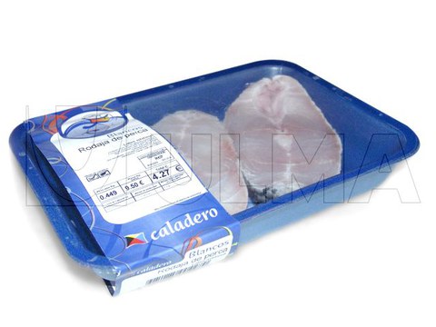 Упаковка свежей рыбы в модифицированной среде (МГС) во вспененный лоток на трейсилере