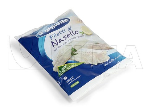 Упаковка филе замороженной рыбы на вертикальной машине