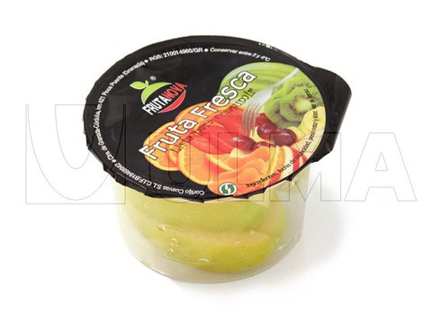 Упаковка готовых к употреблению свежих фруктов в жестком лотке на трейсилере