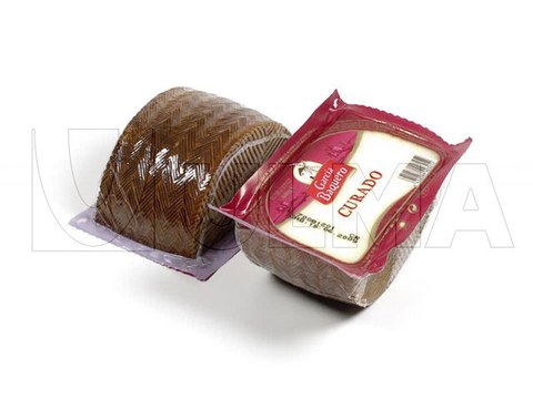 Упаковка блока сыра на термоформере в мягкую пленку в вакуум